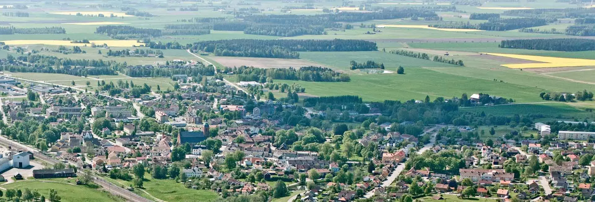 Vy över Skänninge. Flygfoto.