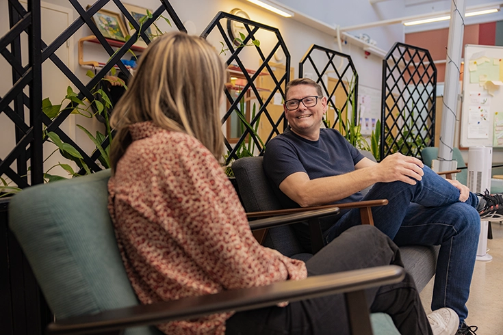 Christian samtalar med en kollega. 