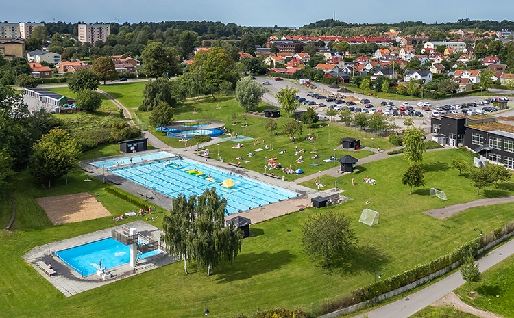 Flygbild över Lundbybadets Utebad, hoppbassäng, stor bassäng och barnbassäng