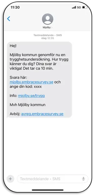 Telefonskärm. Text: Mjölby kommun genomför nu en trygghetsundersökning. Hur trygg känner du dig? Dina svar är viktiga Svara här: länk, ange din kod:xxx. MVH Mjölby kommun. Avböj: länk.