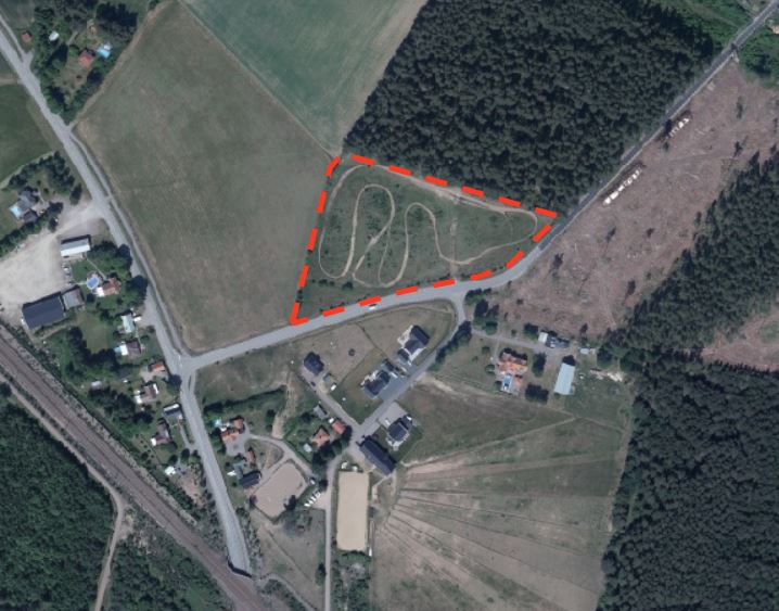 Planområdet ligger norr om länsväg 969 och befintlig ny villabebyggelse i Lycketorp söder om planområdet. Norr om planområdet finns en tallskog, i öster jordbruksmark.