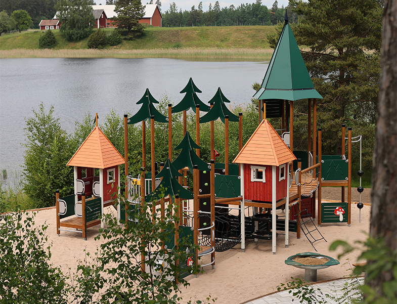Översiktsbild på Skogssjöbadets lekplats i Skogssjön