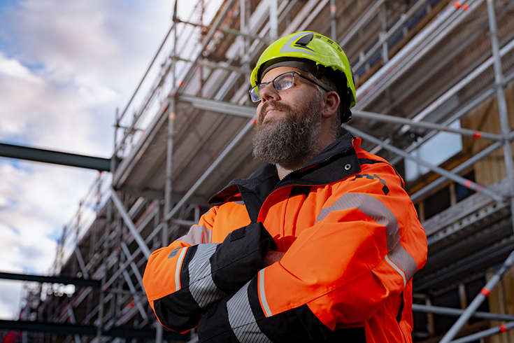 Kristoffer står framför Lejonbackens skola och blickar framåt.