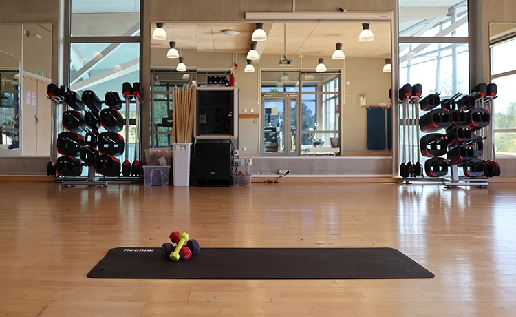 Träningsmaskiner i gymmet på Lundbybadet