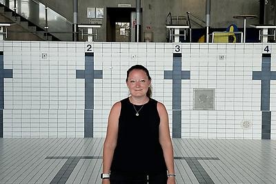 Fia Hägerbro i en tom bassäng.