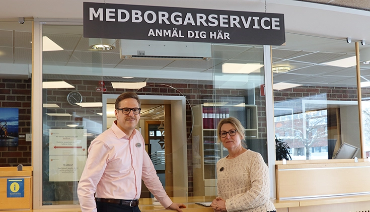 Verksamhetsutvecklare och enhetschef på Medborgarservice som står i receptionen i stadshuset i Mjölby.