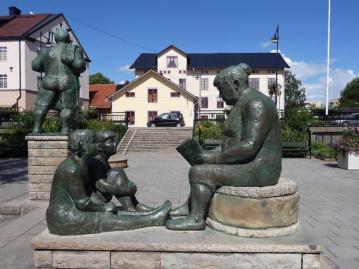 Statyn Det kom en gång en mjölnare av Elise Dahlberg. En person som berättar historien om en mjölnare för ett par lyssnande barn.
