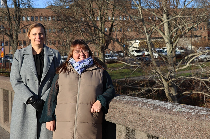 Näringslivschef Hanna Hammarlund och kommunstyrelsens ordförande Cecilia Burenby på Burensköldsbron i Mjölby.