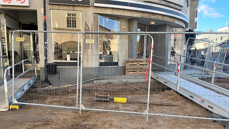 Visar hur grävarbetet ser ut på en del av sträckan mellan Smedsholmen och Kanikeplan med två gångbroar.