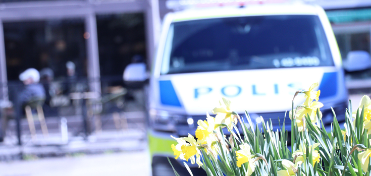 Polisbil vid Galleria Kvarnen.