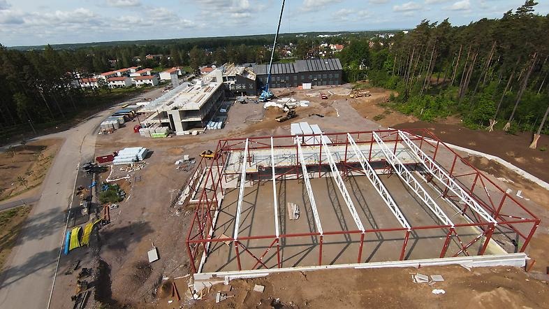 Drönarbild på Lejonbackens skola från den 13 juni 2025.