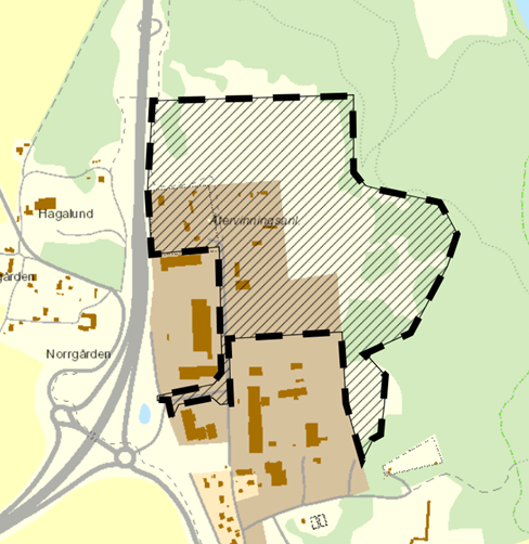 Kartbild där planområdet är markerat. Planområdet omfattar en yta mellan riksväg 50 och Skogssjöområdets naturreservat och avgränsas av vattenskyddsområde och privata fastigheter.