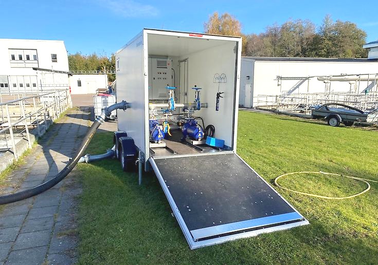 visar nödpumpskärran utifrån med insyn i hur den ser ut inuti när luckan är nedfälld. 