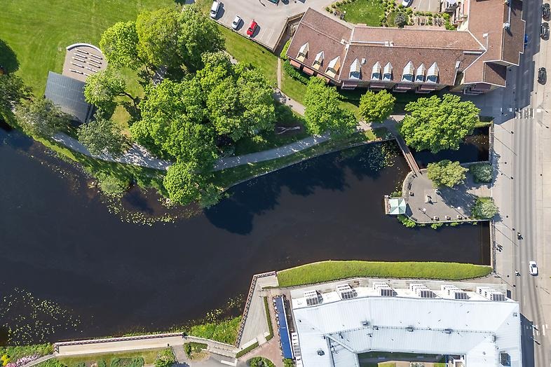 Drönarbild över Smedsholmen och Svartån i Mjölby