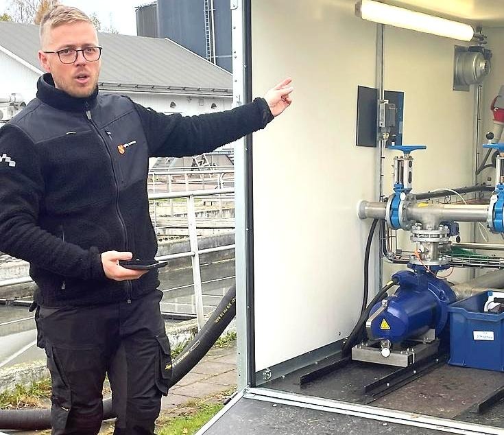 Rikard Ekman-Thenander, processingenjör Mjölby kommun står vid ingången till nödpumpskärran.