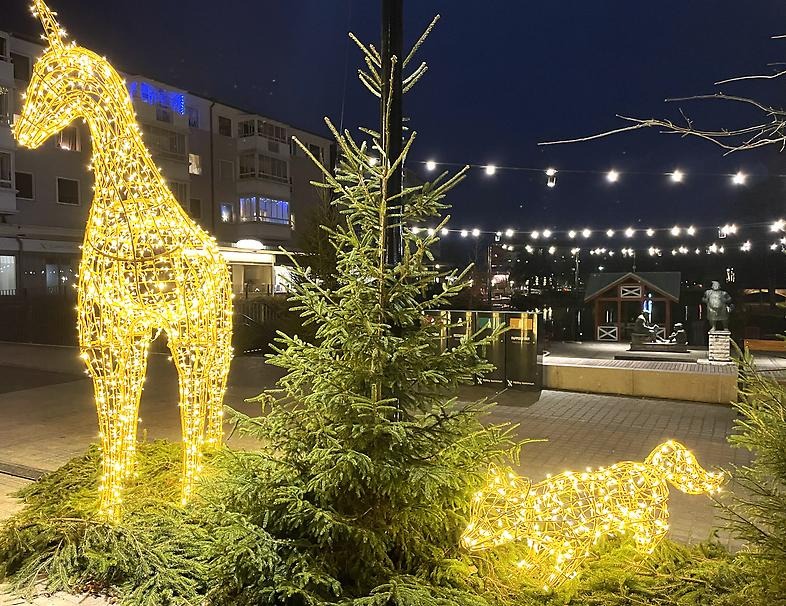 Julbelysning på Kungsvägen med djurdekorationer i form av en hjort och en räv som lyser av lampor. 