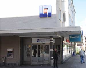 Mjölby innerstad och flaggskylten för Bankomat