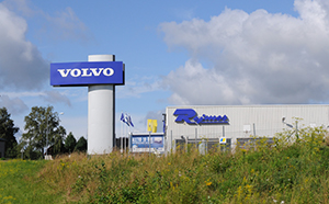 Rejmes med reklamskylt för Volvo