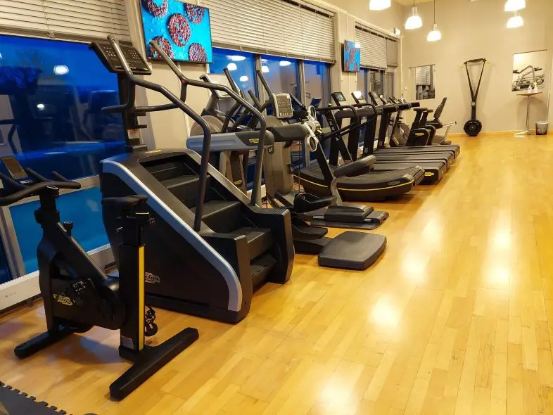 Träningsmaskiner på rad i gymmet på Lundbybadet