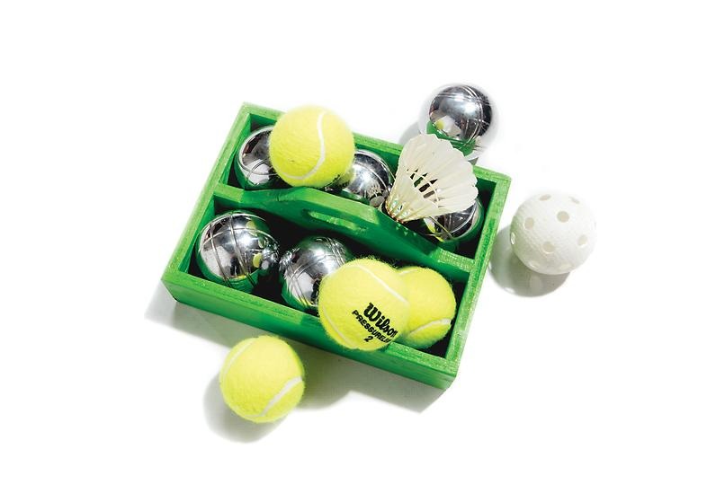 Boulespel, tennisbollar och fjäderboll och innebandyboll