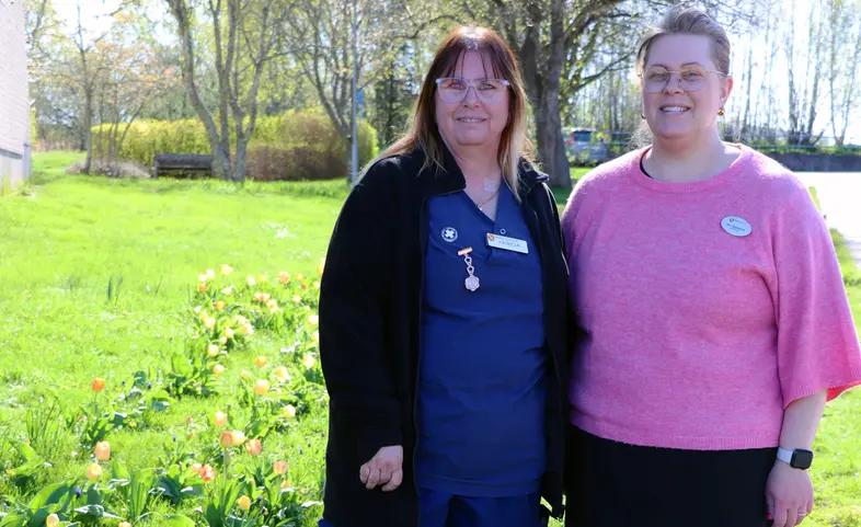 Patricia Axelsson och Elin Järpenmyr står bredvid varandra och tittar in i kameran.
