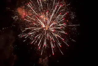 Fyrverkerier mot en mörk himmel