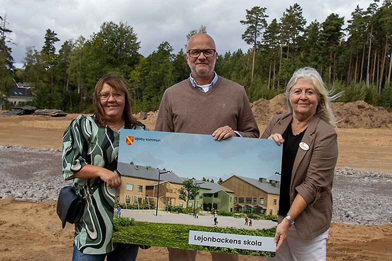 Cecilia Burenby, Bjarne Sjögren och Gun-Inger Andersson håller upp en skiss över nya skolan.