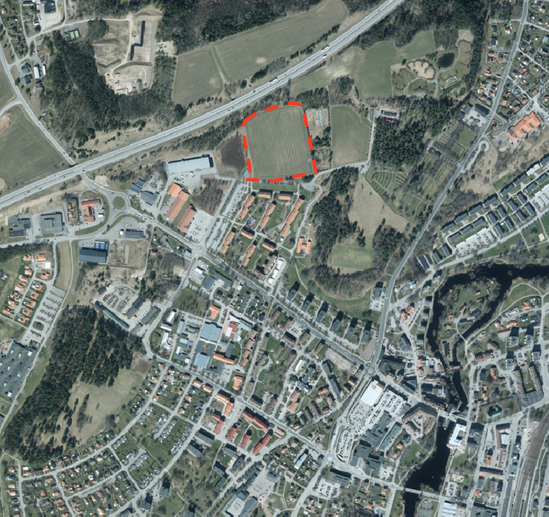 Planområdet ligger på den västra sidan av Mjölby tätort. Högliden angränsar till planområdet i söder och strax norr om ligger E4an. Planområdet är cirka 3,2 hektar stort och består av jordbruksmark