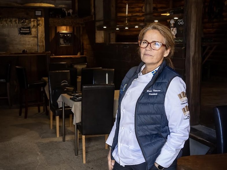 Maria Pettersson står i en restaurang