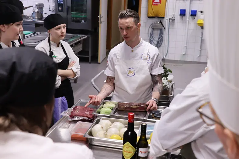 Micke Andersson står framför bord med grönsaker