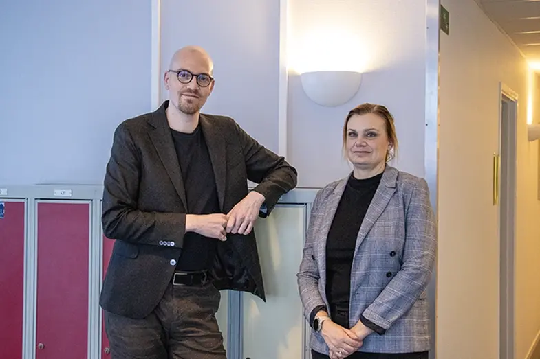 Simon Hild och Hanna Hammarlund står vid framför skåp.