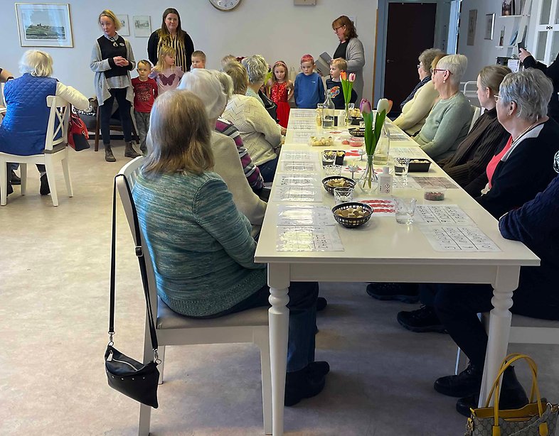 Barn från Vallens förskola delade ut sin vykort till besökarna på mötesplats Hatten.