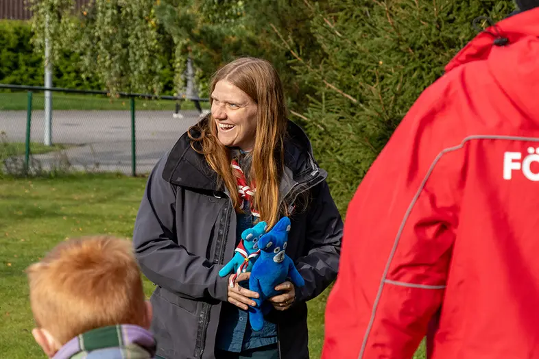 Scout håller i två nallar.