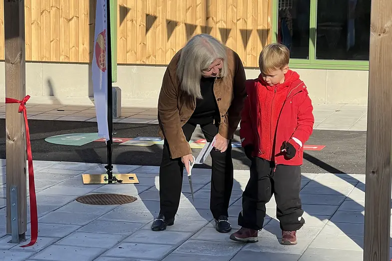 En vuxen och ett barn står bredvid varandra. 