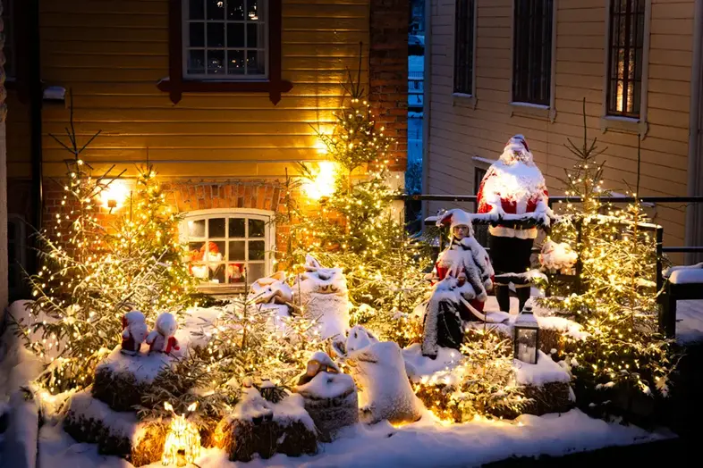 Julbelysning med tomtar vi ån i centrala Mjölby.