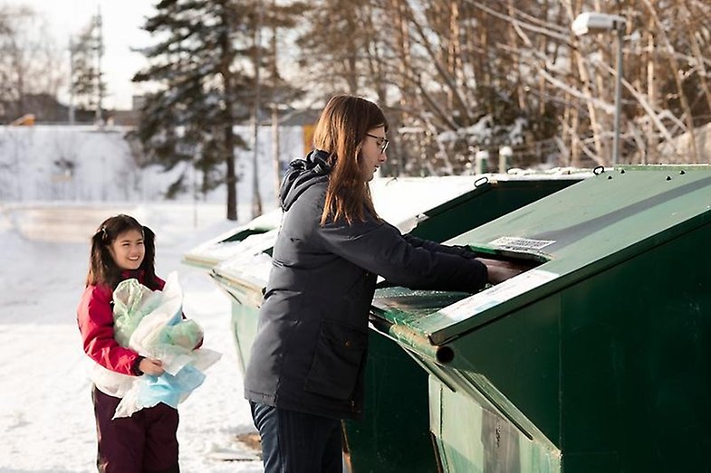 återvinningsstation barn vuxen förpackning