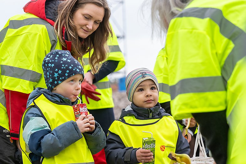 Två barn håller i festis