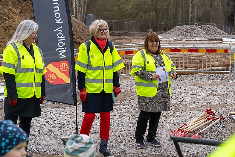 Gun-Inger, Catharina och Cecilia håller tal. 