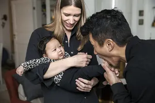 Förälder som busar med sitt lilla barn.