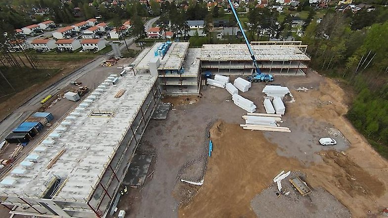 bildvy över Lejonbackens skola som visar byggnationen från luften. Drönarbild tagen i maj 2025.