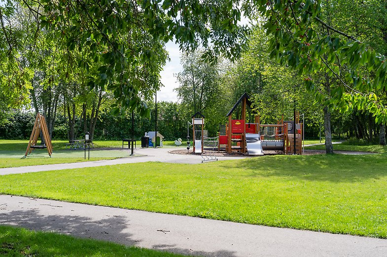 Översiktsbild på Hattorps lekplats i Skänninge.