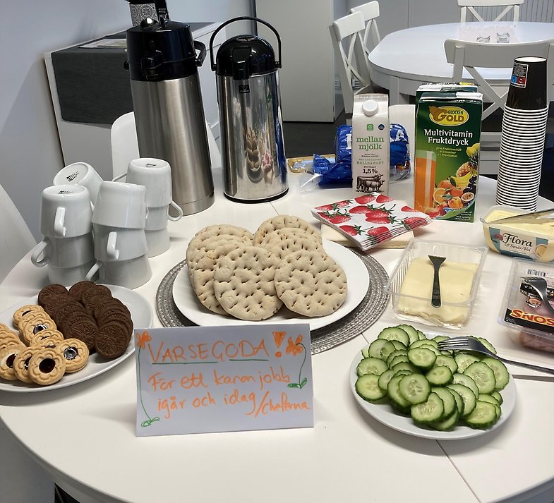 Bord med fika och smörgåsar till medarbetarna som tack för fint arbete.