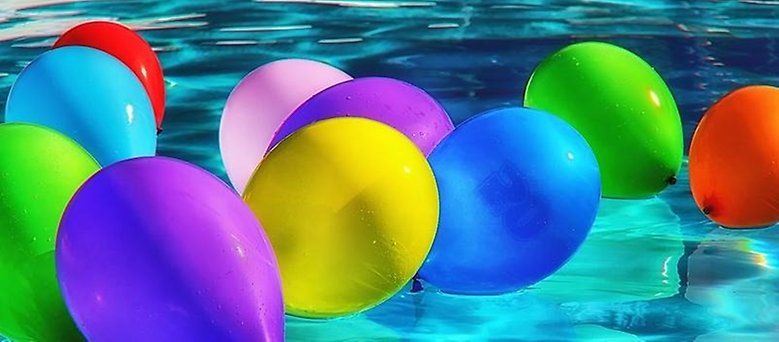 Ballonger som flyter på en vattenyta.