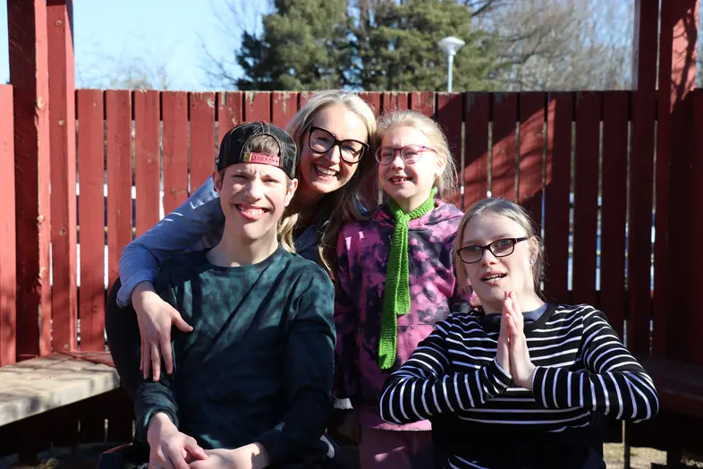 Joel, Bonnie, Isabelle och Alicia bredvid varandra.