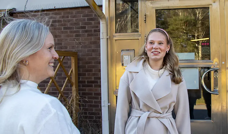 Sigrid Claesson står utanför Kungshögaskolan och pratar med Jessica Bergstrand, rektor.