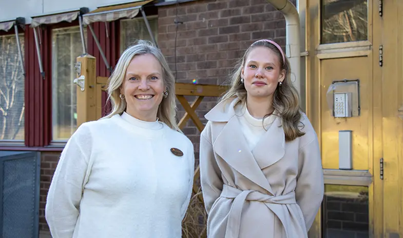 Jessica och Sigrid står bredvid varandra.
