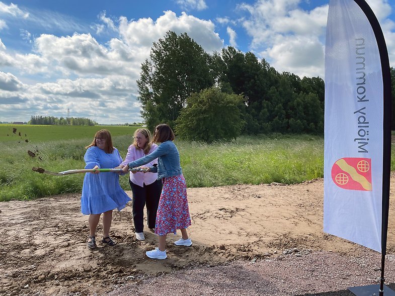 Cecilia Burenby, kommunstyrelsens ordförande, Anna Johansson, omsorgs- och socialnämndens ordförande och Angelica Zamora, tf fastighetschef höll i spaden och tog det första spadtaget.