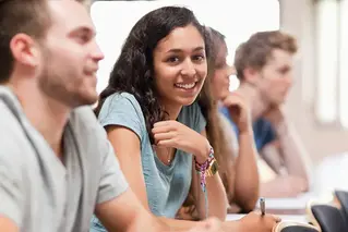 Fyra tonåringar i skolan.