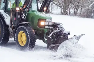 Snöplog som röjer snö