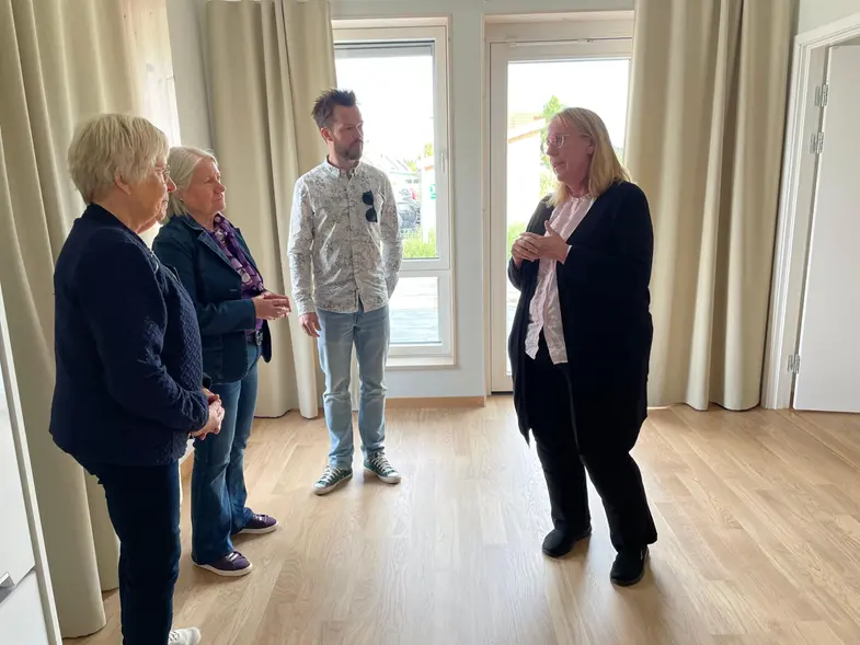 Personer står i en av lägenheterna.